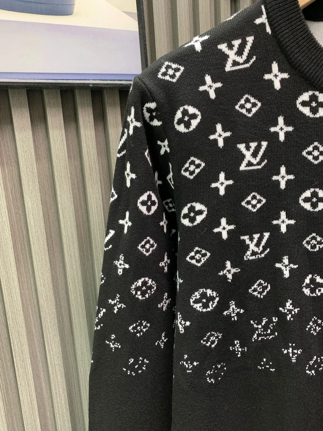 🅿️280 🀄️ LOUIS VUITTON/Louis Vuitton's new autumn and winter SE MONOGRAM gradient crew neck sweater, all-over gradient, collar chain bottom, fully hemmed (high-end) crew neck sweater, simple yet stylish retro, original custom-made high-weight double-ply fabric, the fabric feels solid, very high-quality to use, soft and delicate next to the body, very refined, showing taste, loose OS cut Original fabric that conforms to the current trend aesthetic. The same official style. It feels very comfortable. The latest counters in autumn and winter are synchronized. OS off-shoulder version is fashionable and individual. Super versatile and good-looking. The sweater is very suitable for both men and women. It has a tag, a collar label, and washed wheat. It has three complete labels.